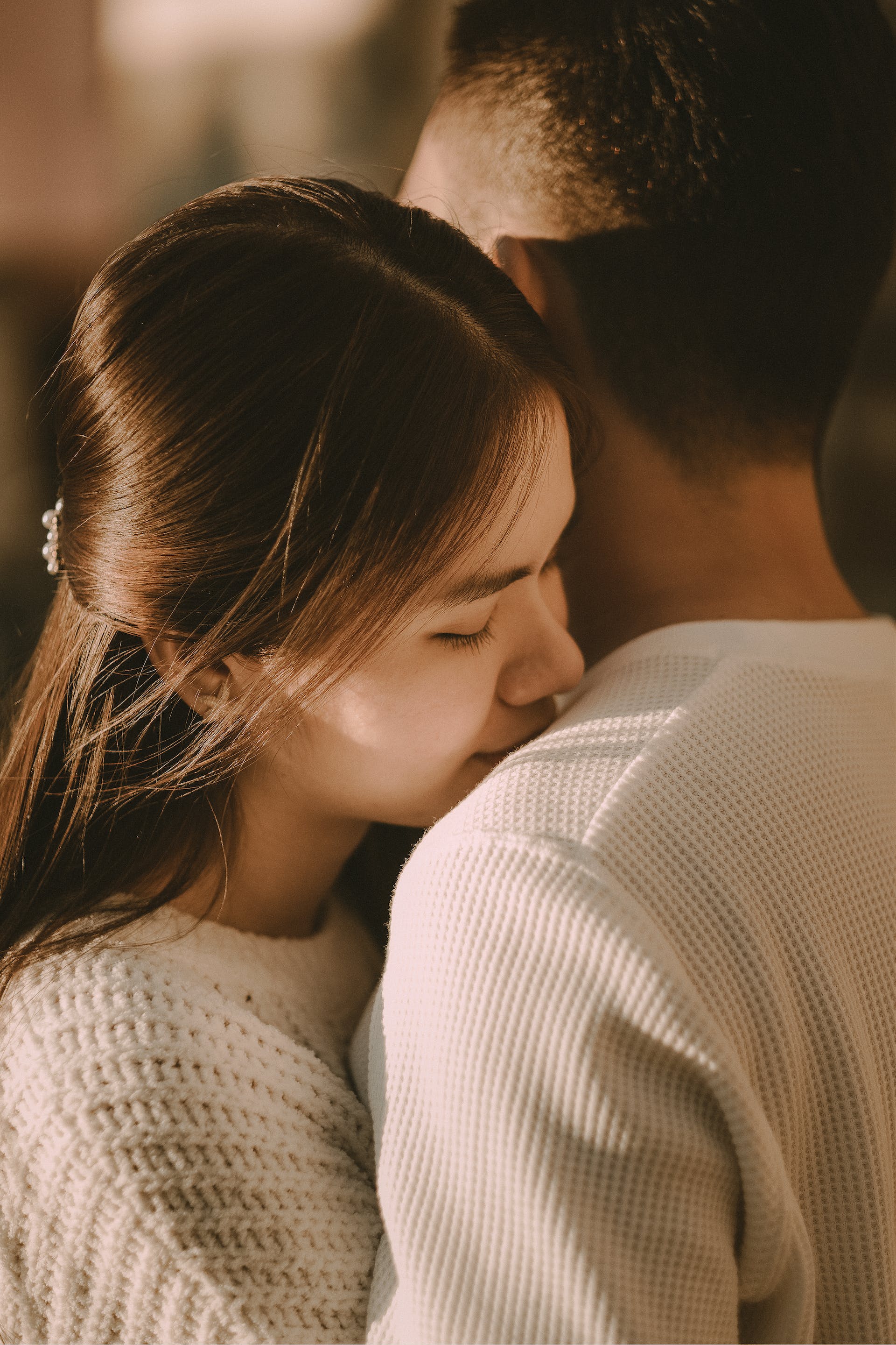 A man embracing a woman | Source: Pexels