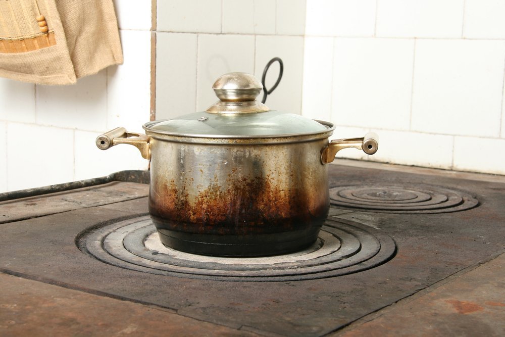 Dirty pan on a stove | Photo: Shutterstock