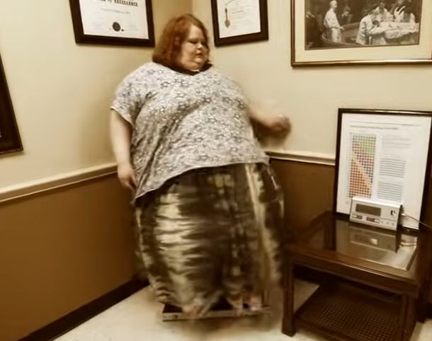 Nikki Webster checks her weight during a doctor's appointment from a video dated October 30, 2023 | Source: Youtube/@tlc