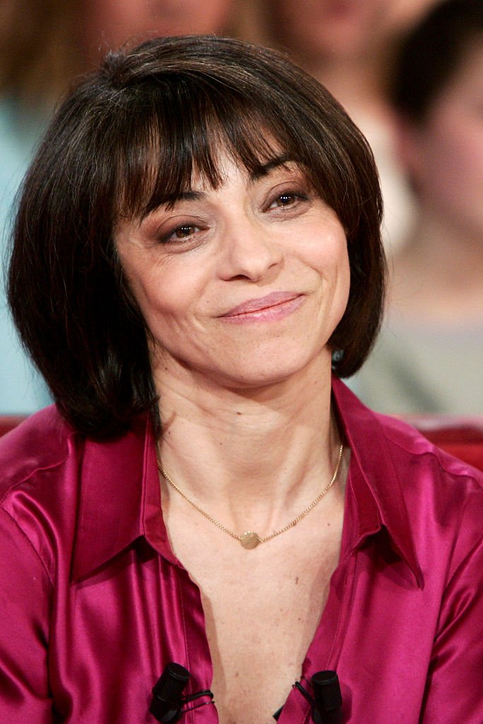 Leslie Bedos sur le plateau de l'émission "Vivement Dimanche". | Photo : Getty Images Leslie Bedos sur le plateau de l'émission "Vivement Dimanche". | Photo : Getty Images