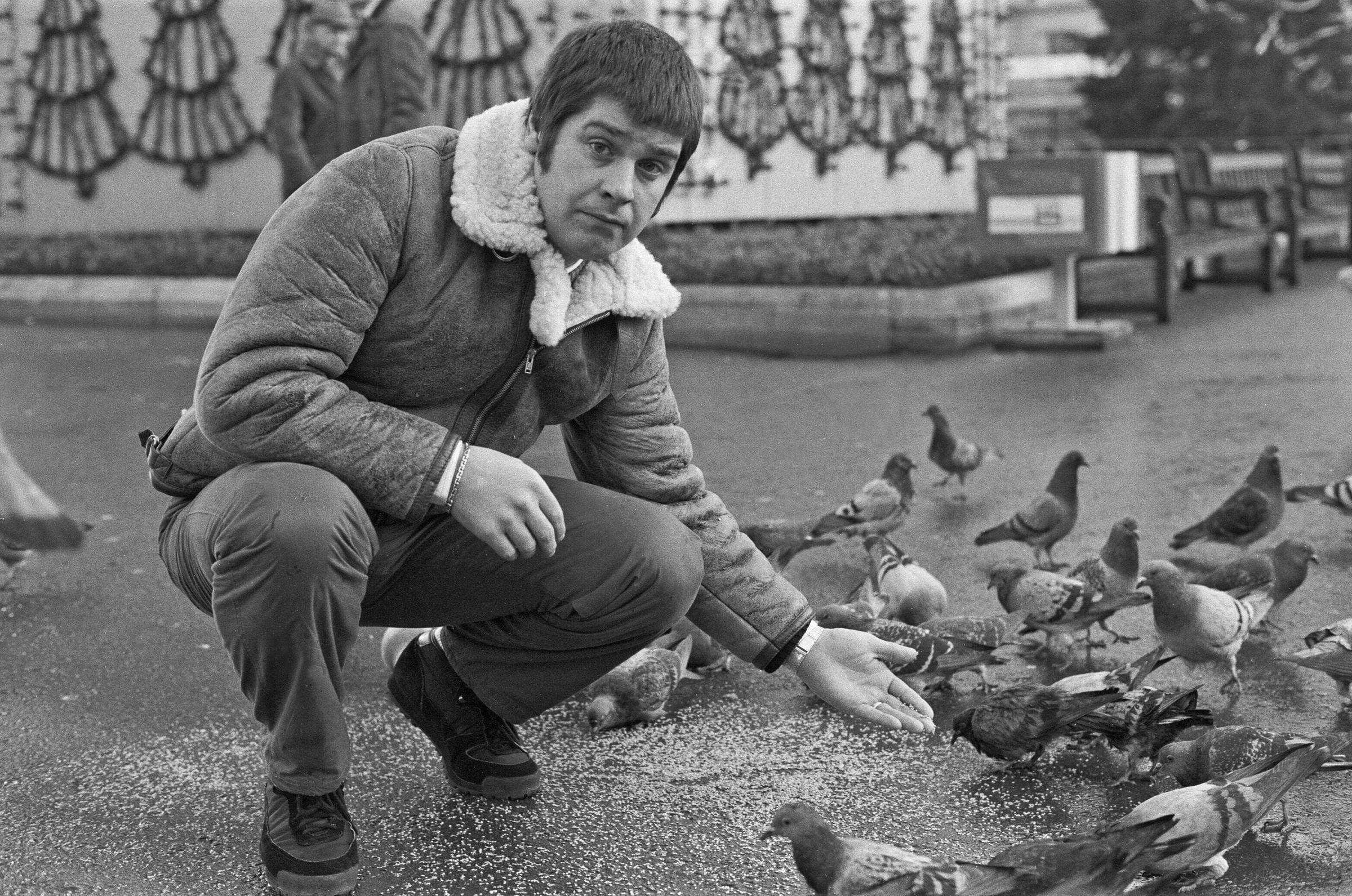 Ozzy Osbourne feeding pigeons in Glasgow's George Square on November 29, 1982. | Source: Getty Images