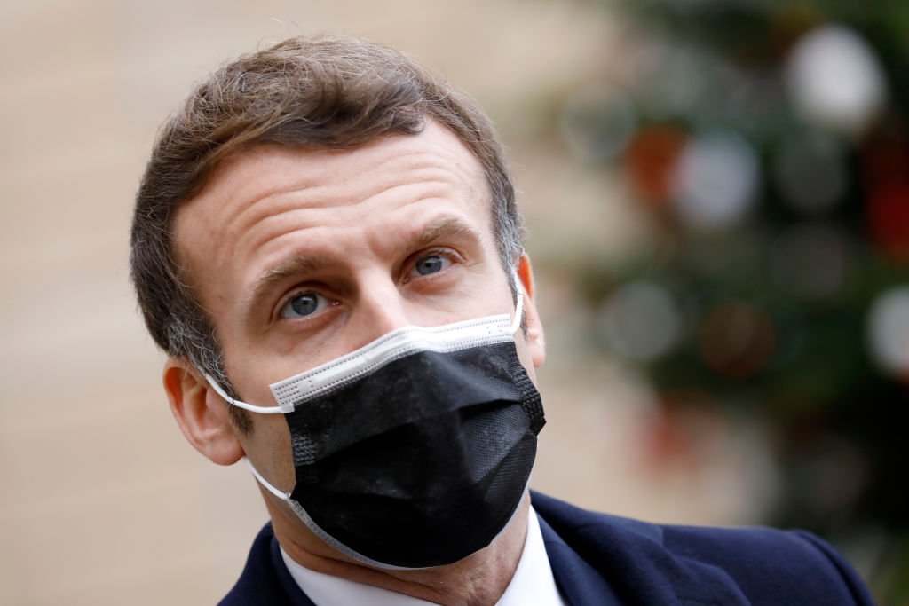 Emmanuel Macron masqué. | Sources : Getty images