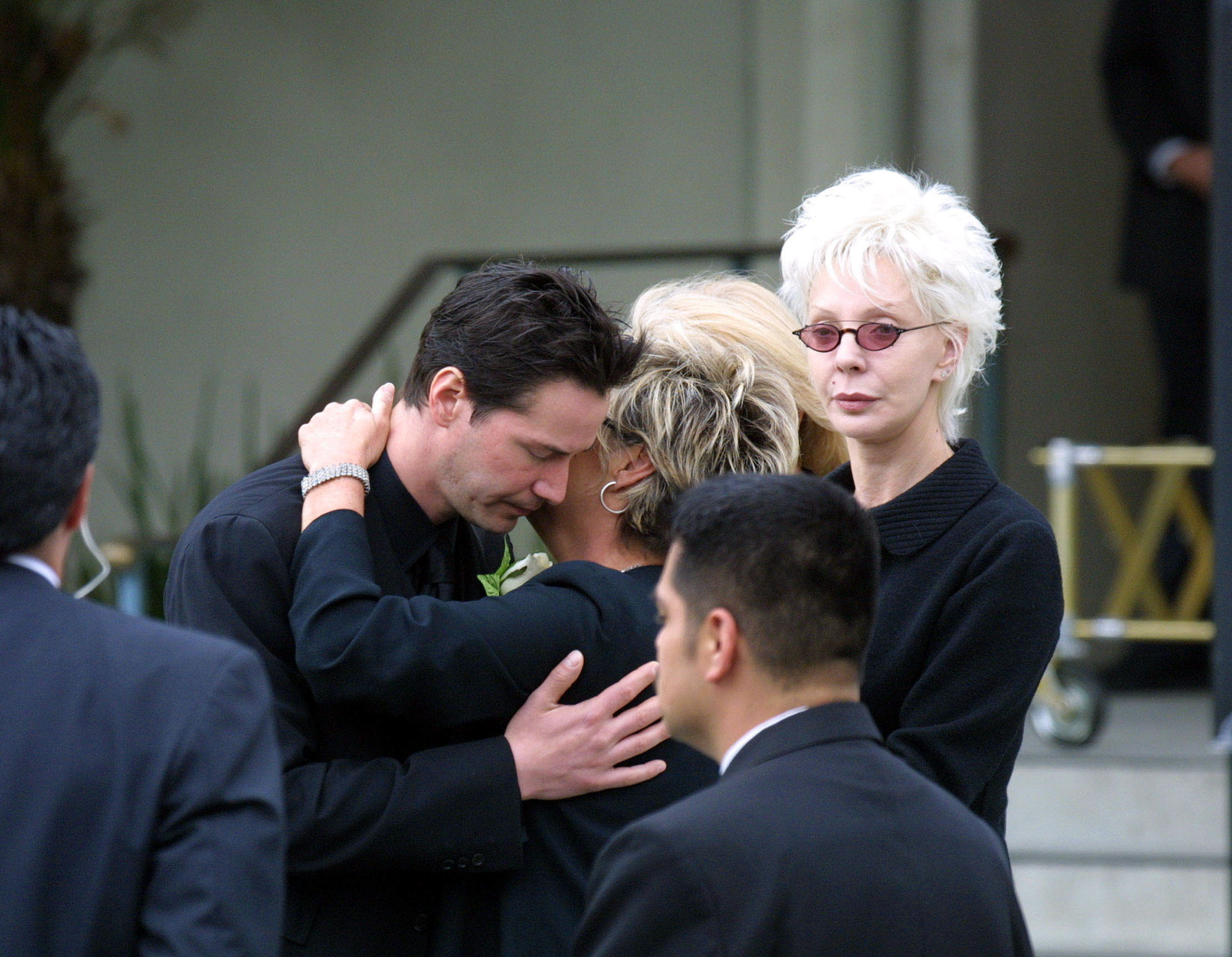 Keanu Reeves con Patricia Taylor en el funeral de Jennifer Syme en California el 07 de abril de 2001. | Foto: Getty Images