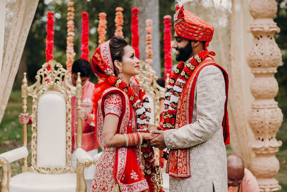 Pareja india en ritual matrimonial. | Foto: Shutterstock.