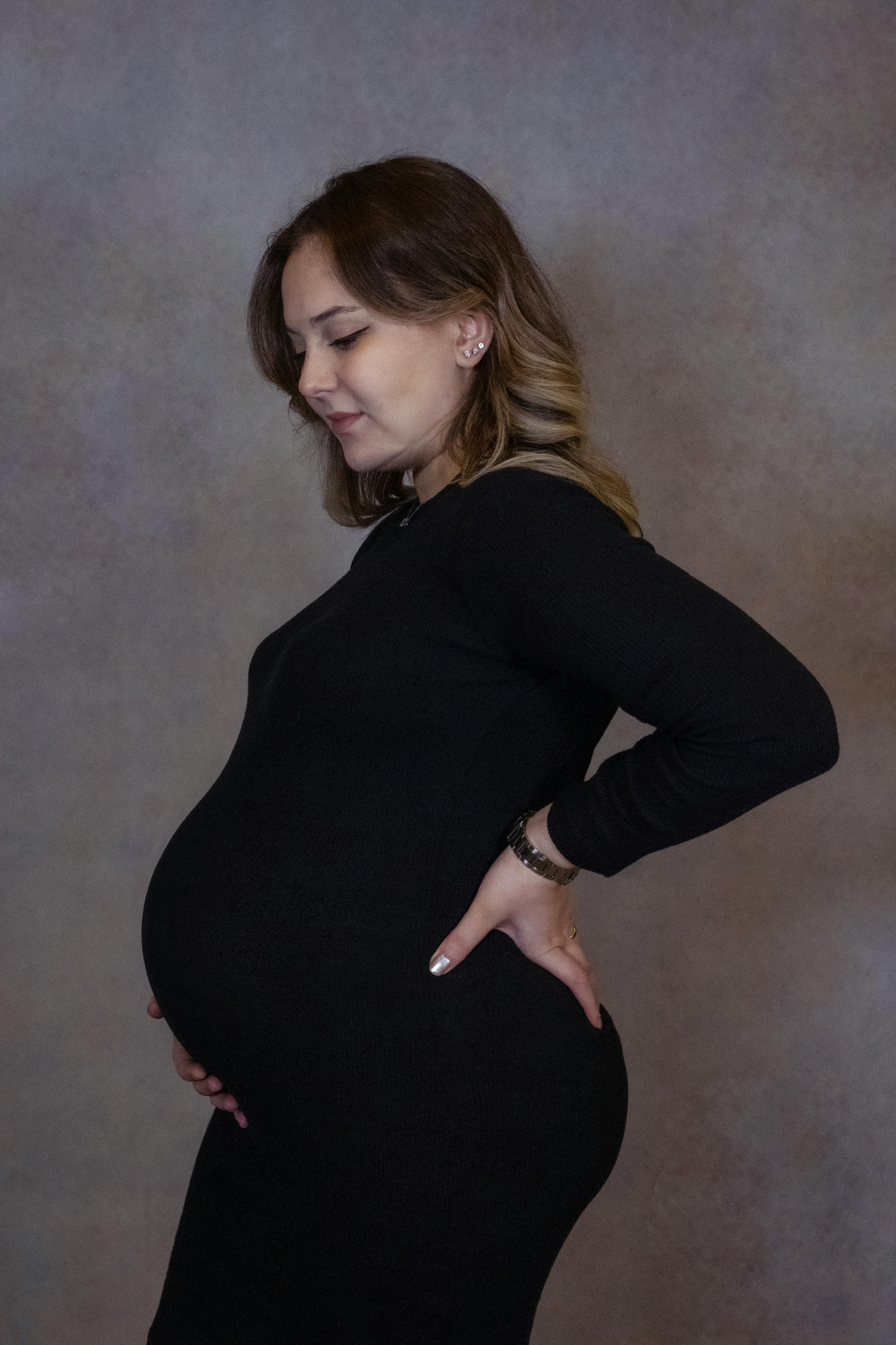 A pregnant woman holding her baby bump | Source: Pexels