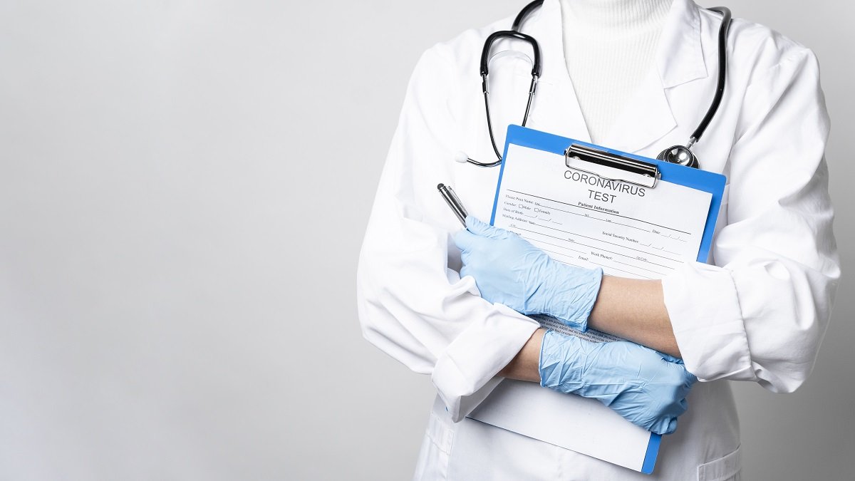 Torso de médico que sostiene un cuestionario sobre coronavirus. | Foto: Freepik Torso de médico que sostiene un cuestionario sobre coronavirus. | Foto: Freepik