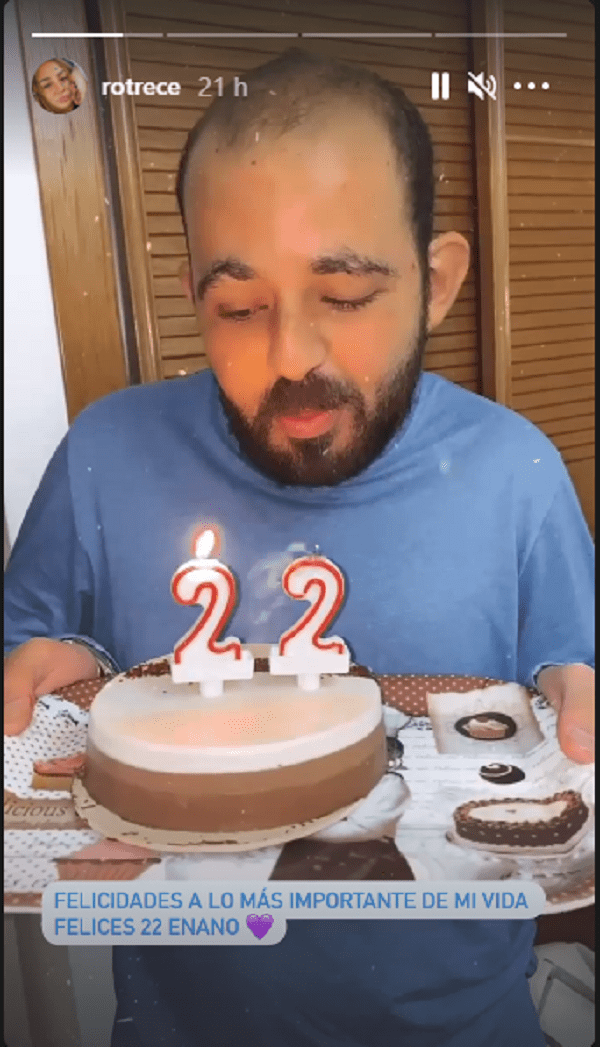 David apagando las velas del pastel por su cumpleaños 22. | Foto: Captura de Instagram/rotrece