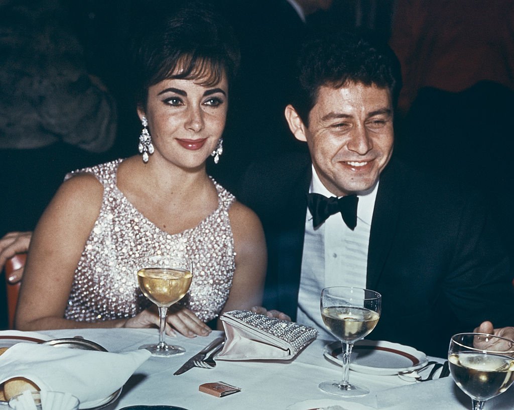 Elizabeth Taylor and Eddie Fisher dining at an event, circa 1959. |  Photo: Getty Images