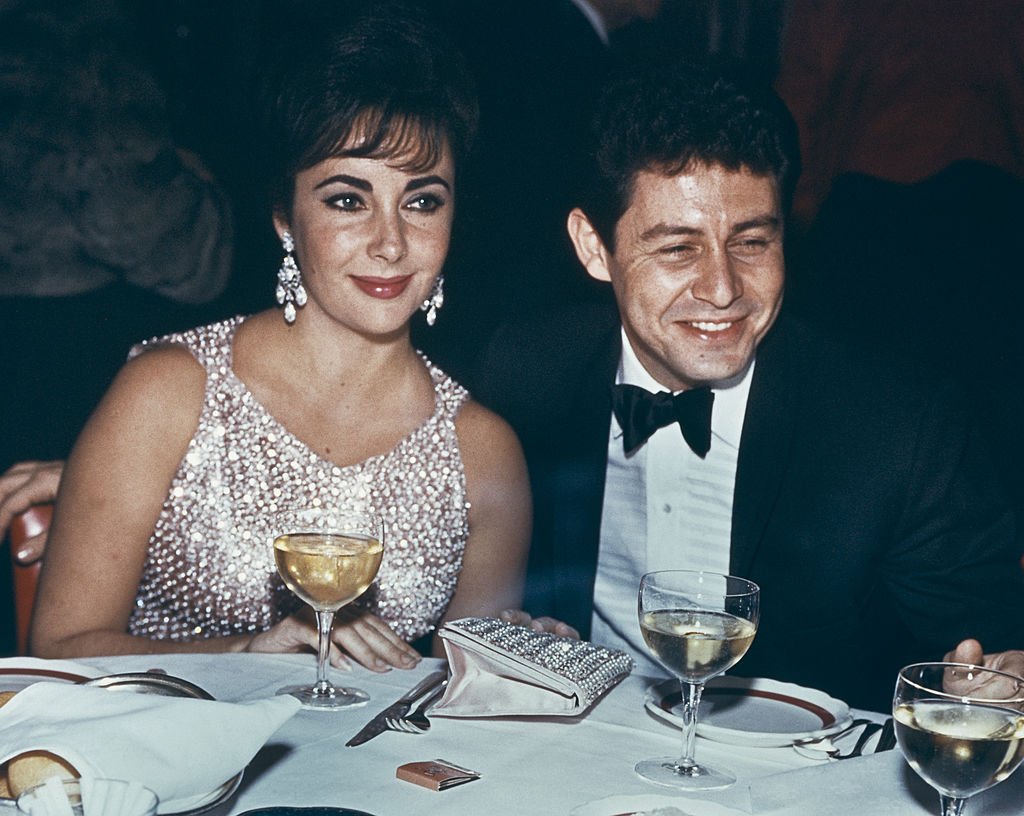Elizabeth Taylor and Eddie Fisher dining at an event, circa 1959. | Photo: Getty Images