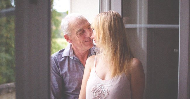 Hombre sostiene a mujer mucho más joven en sus brazos y la mira con amor. | Foto: Shutterstock Hombre sostiene a mujer mucho más joven en sus brazos y la mira con amor. | Foto: Shutterstock