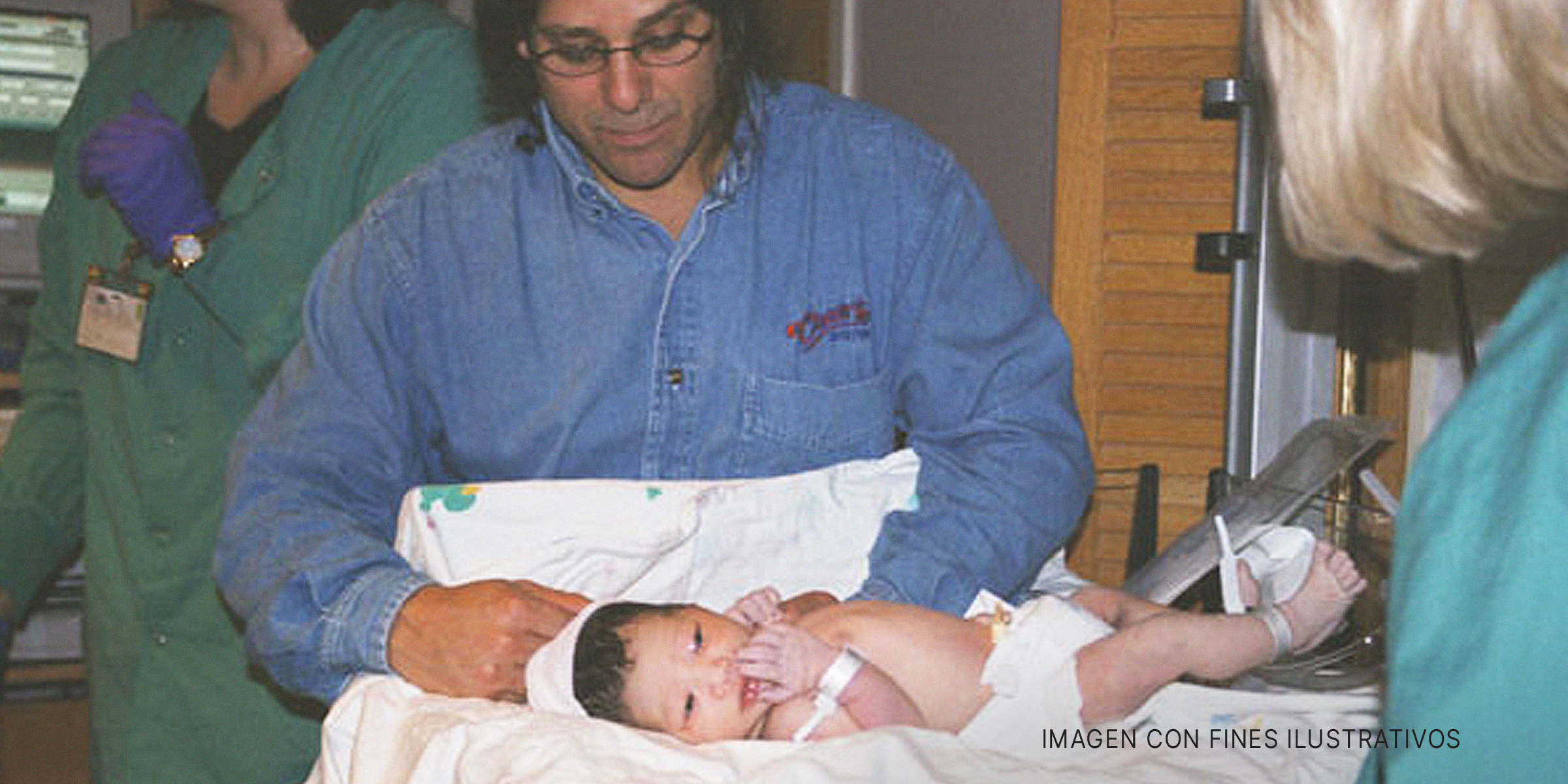 Un hombre junto a un recién nacido en una habitación de hospital. | Foto: Flickr.com/j.bach (CC BY 2.0)