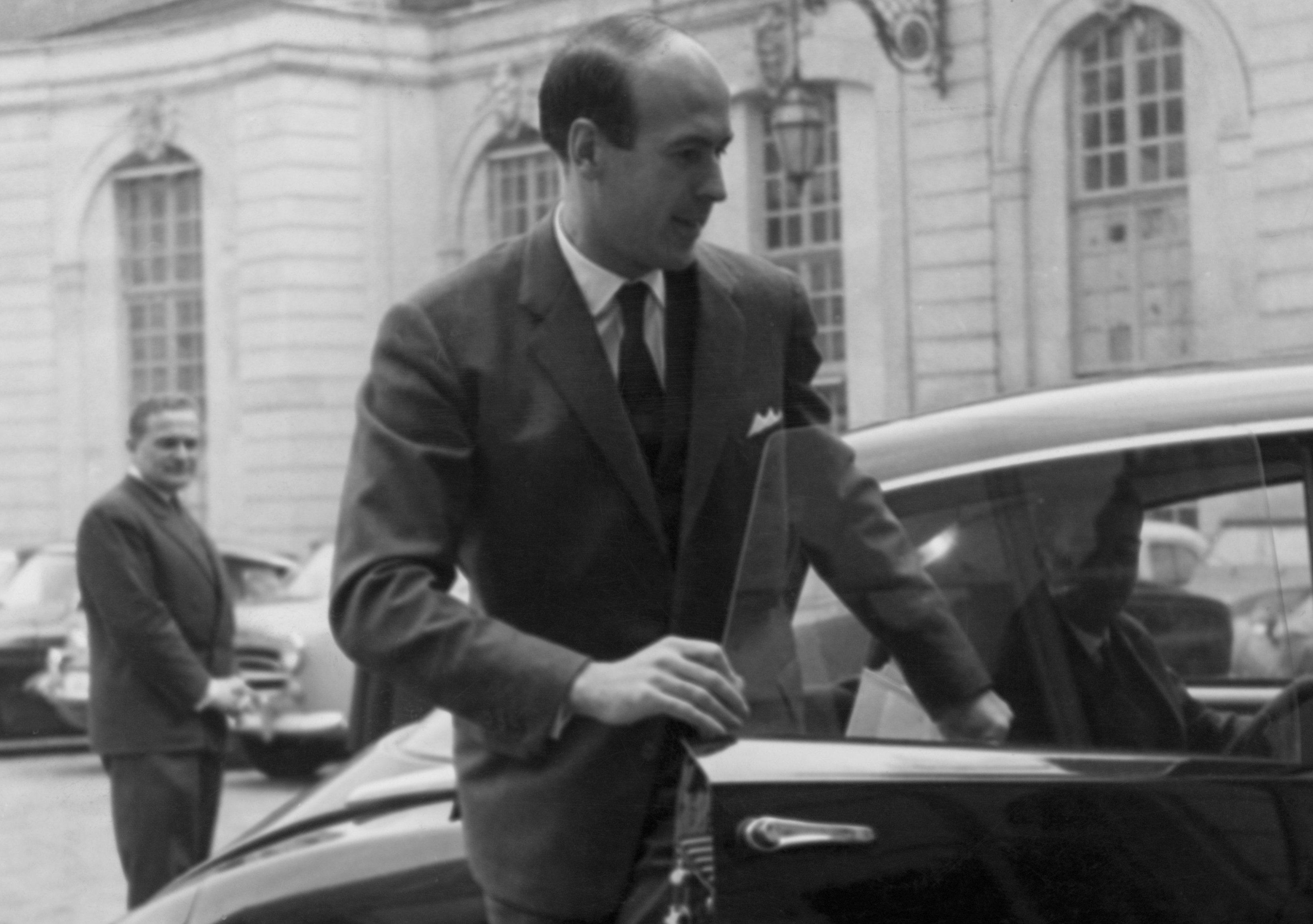 Valéry Giscard d'Estaing subiendo en su automóvil tras salir de Matignon, el 30 de enero de 1964 en París, Francia. | Foto: Getty Images