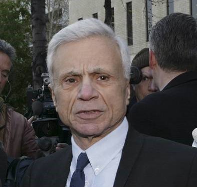 Robert Blake speaks to reporters outside the courthouse as he arrives for a pre-trial hearing in Van Nuys, California on December 6, 2004 | Photo: Getty Images