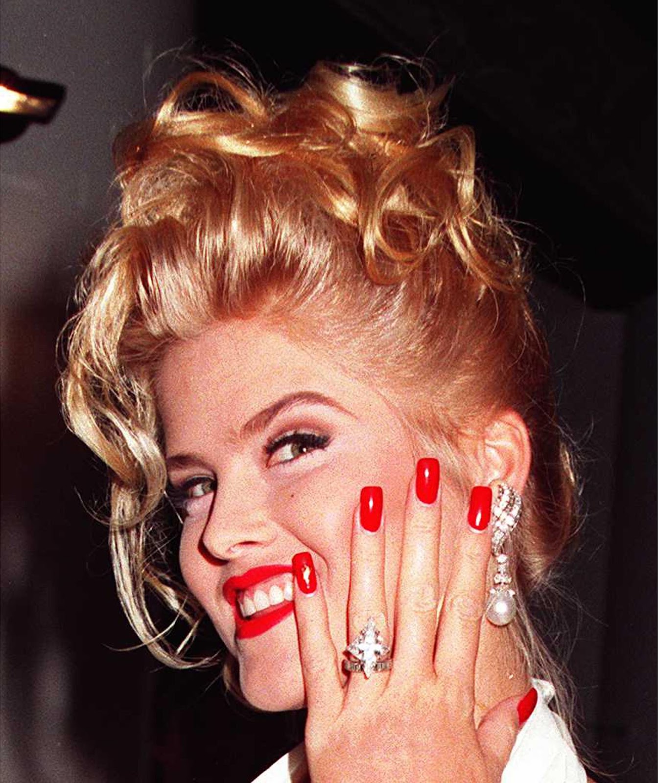 Anna Nicole Smith showing off the wedding ring given to her by billionaire J. Howard Marshall in 1994 in Las Vegas. | Source: Getty Images