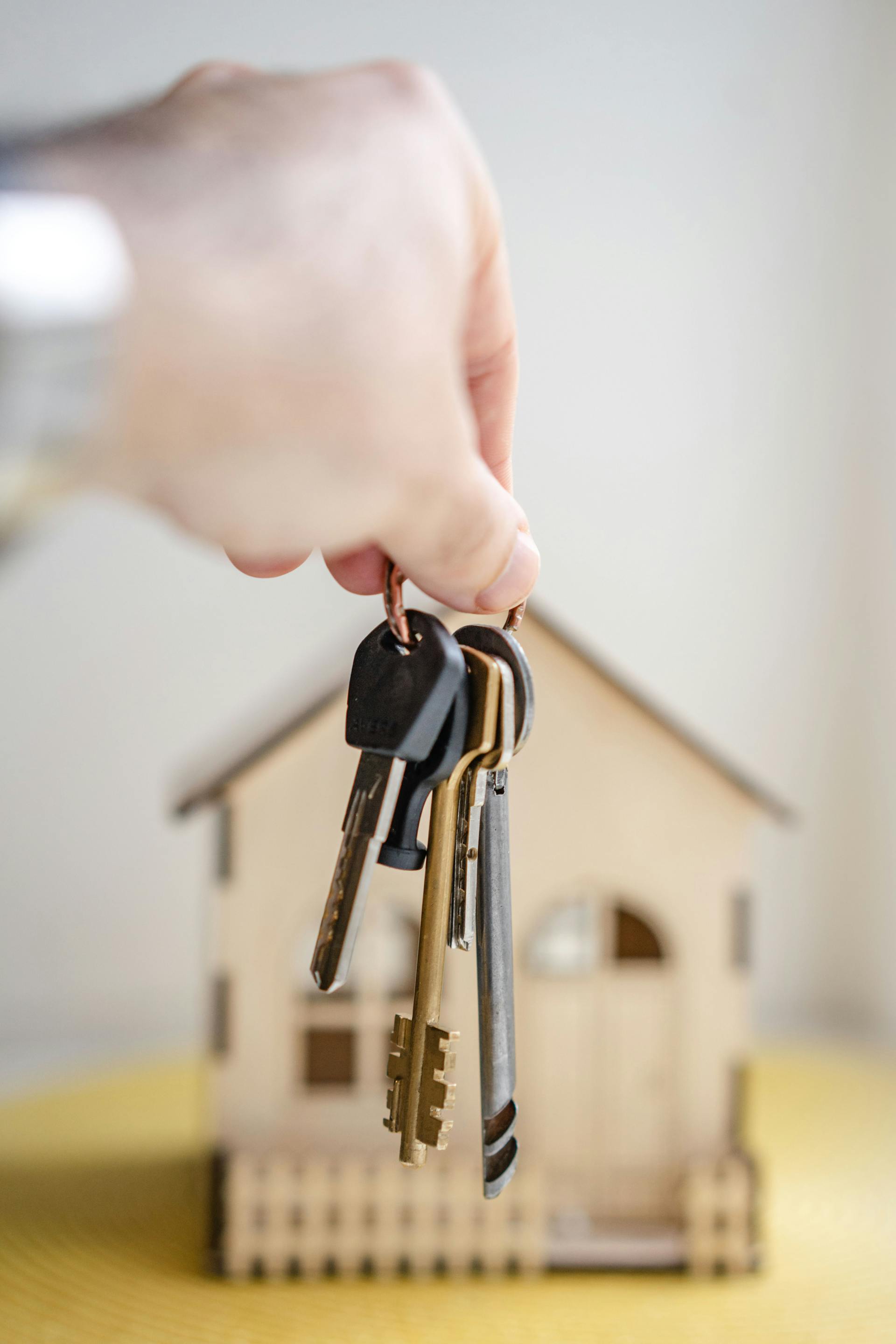 A person holding house keys | Source: Pexels