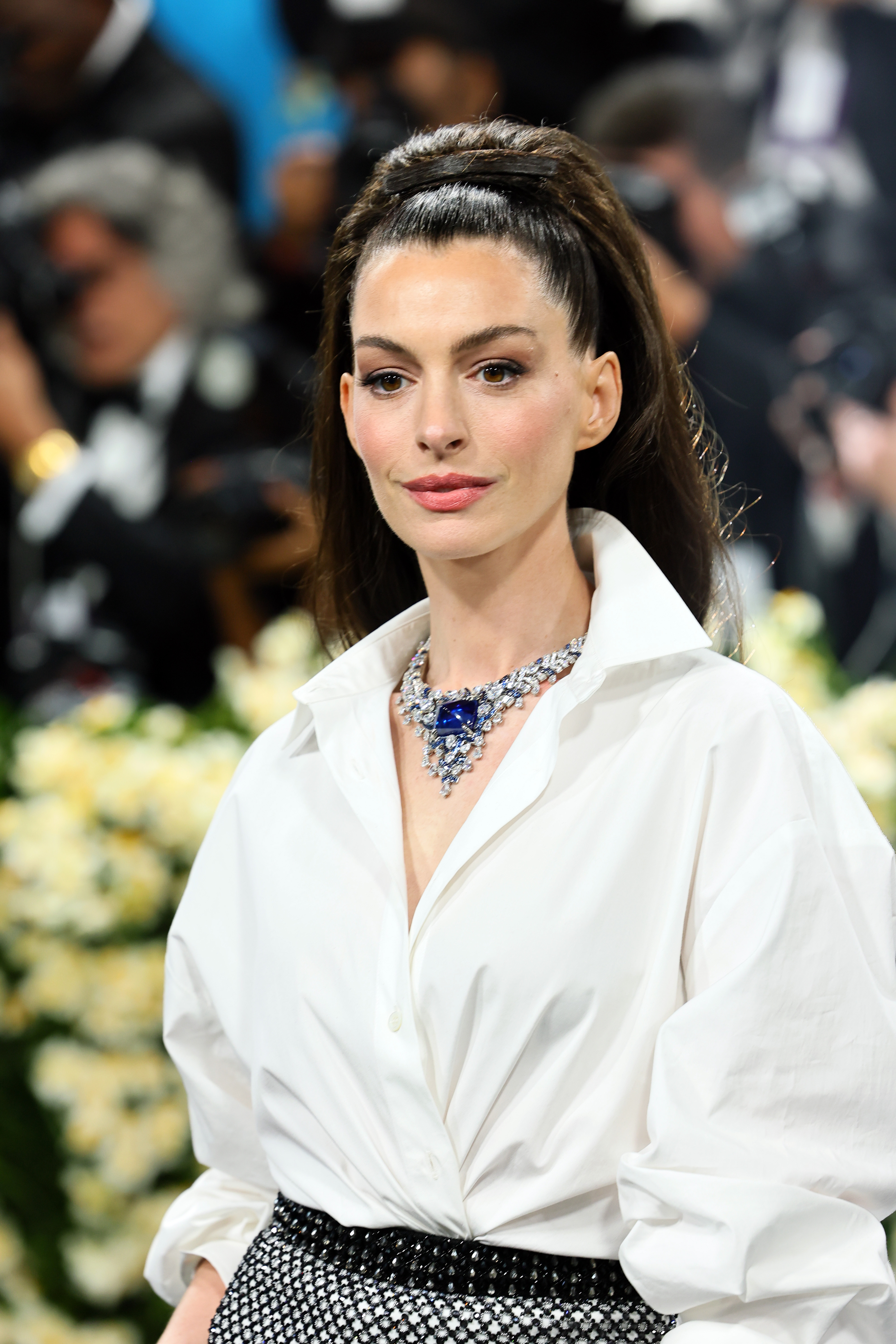 Anne Hathaway makes an entrance at the 2025 Met Gala | Source: Getty Images