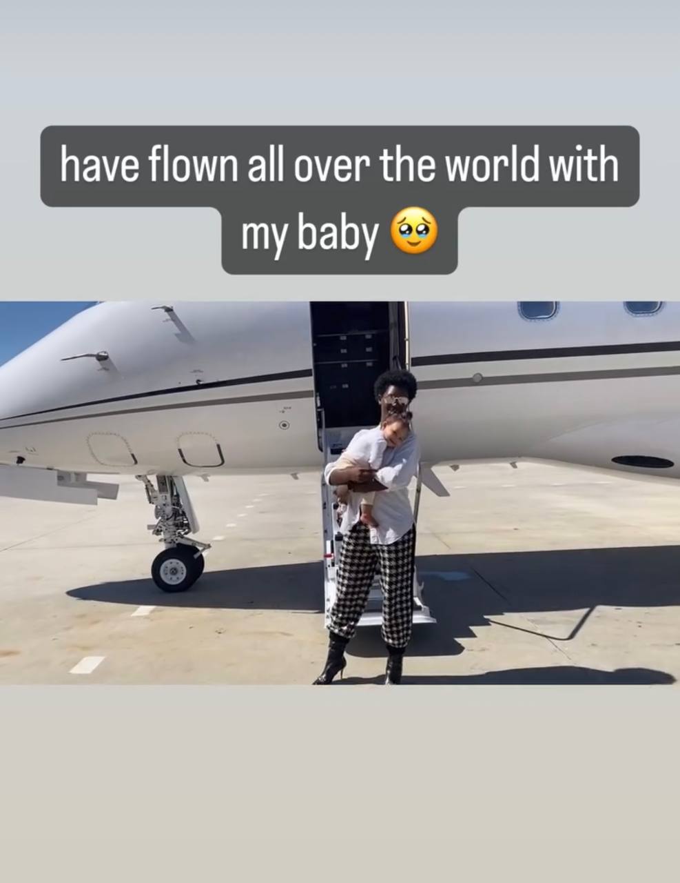 Jodie Turner-Smith steps off a private jet with Juno | Source: Instagram/jodiesmith
