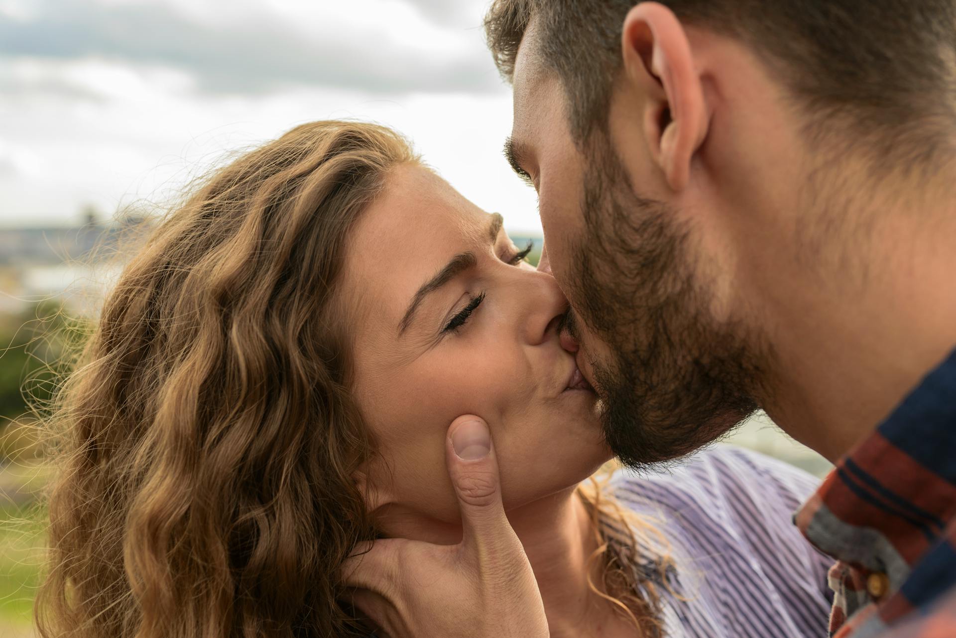 A couple kissing | Source: Pexels