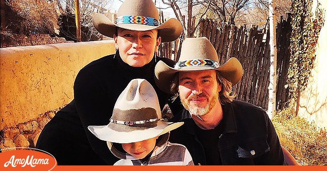 Tamara Podemski, James Thomas King, and son Oliver in Santa Fe, New Mexico, in January 2021. | Source: Getty Images 