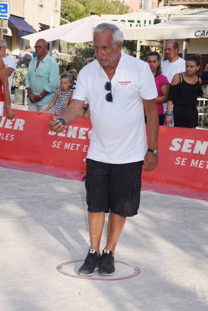 Patrice Laffont joue à la pétanque pendant le Trophee Senequier (Senequier Se Met en boules) Concours de pétanque à la Place des Lices Saint-Tropez le 18 août 2017 à Saint-Tropez, France. | Photo : Getty Images Patrice Laffont joue à la pétanque pendant le Trophee Senequier (Senequier Se Met en boules) Concours de pétanque à la Place des Lices Saint-Tropez le 18 août 2017 à Saint-Tropez, France. | Photo : Getty Images