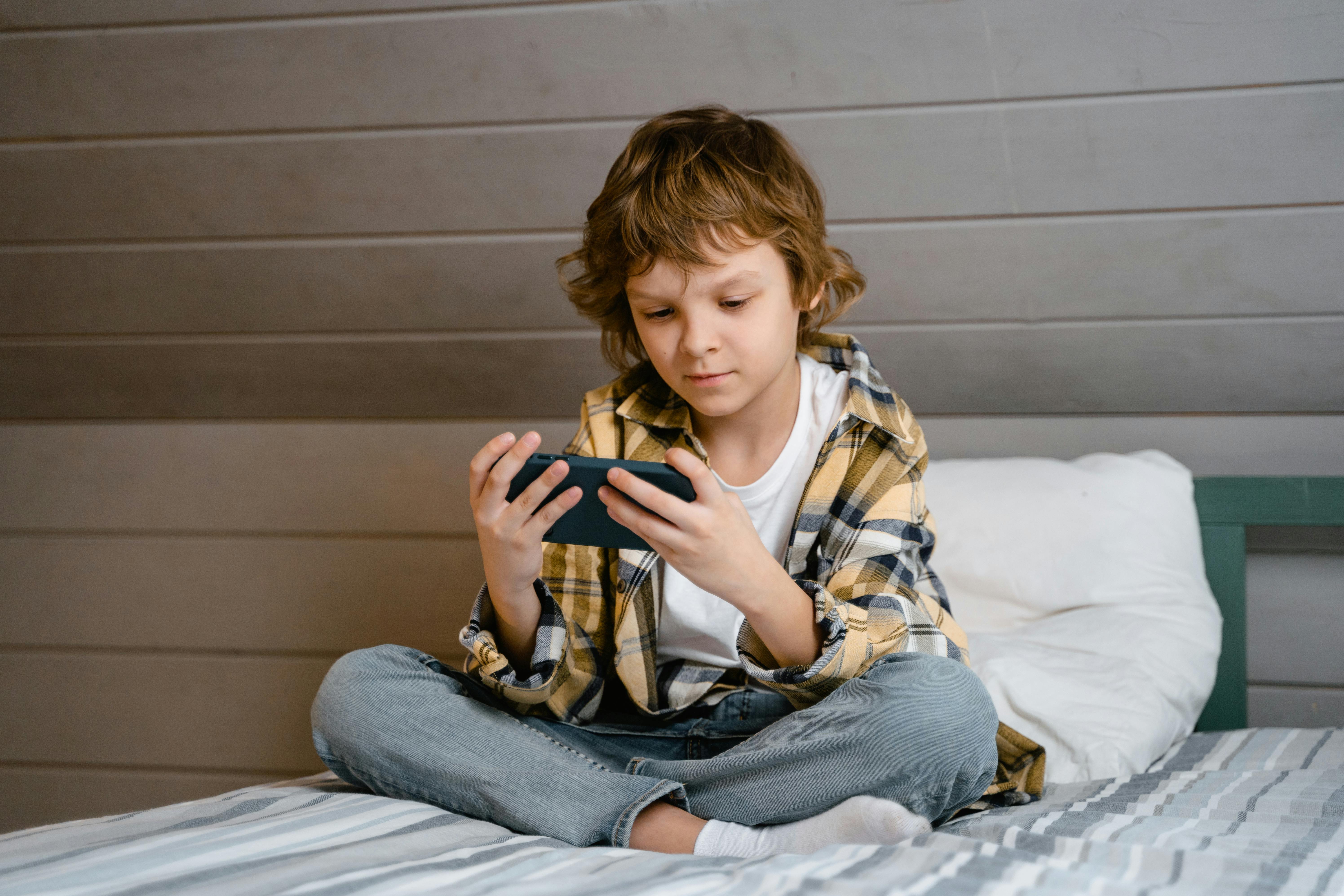 A little boy using a cellphone | Source: Pexels