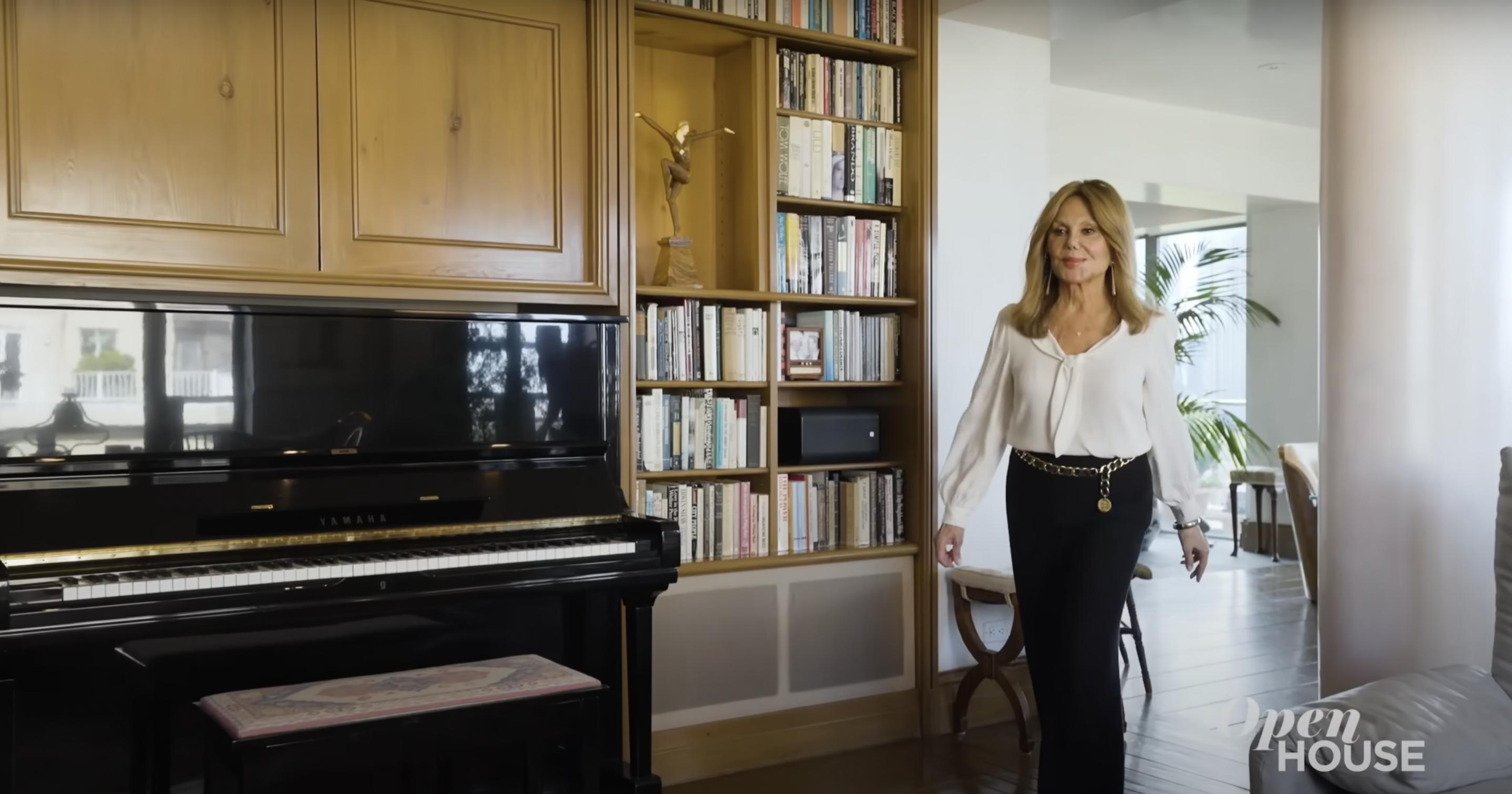 Marlo Thomas walking into her home library. | Source: YouTube/Open House TV