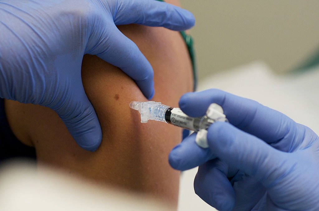 Une personne se faisant vacciner. ǀ Source : Getty Images
