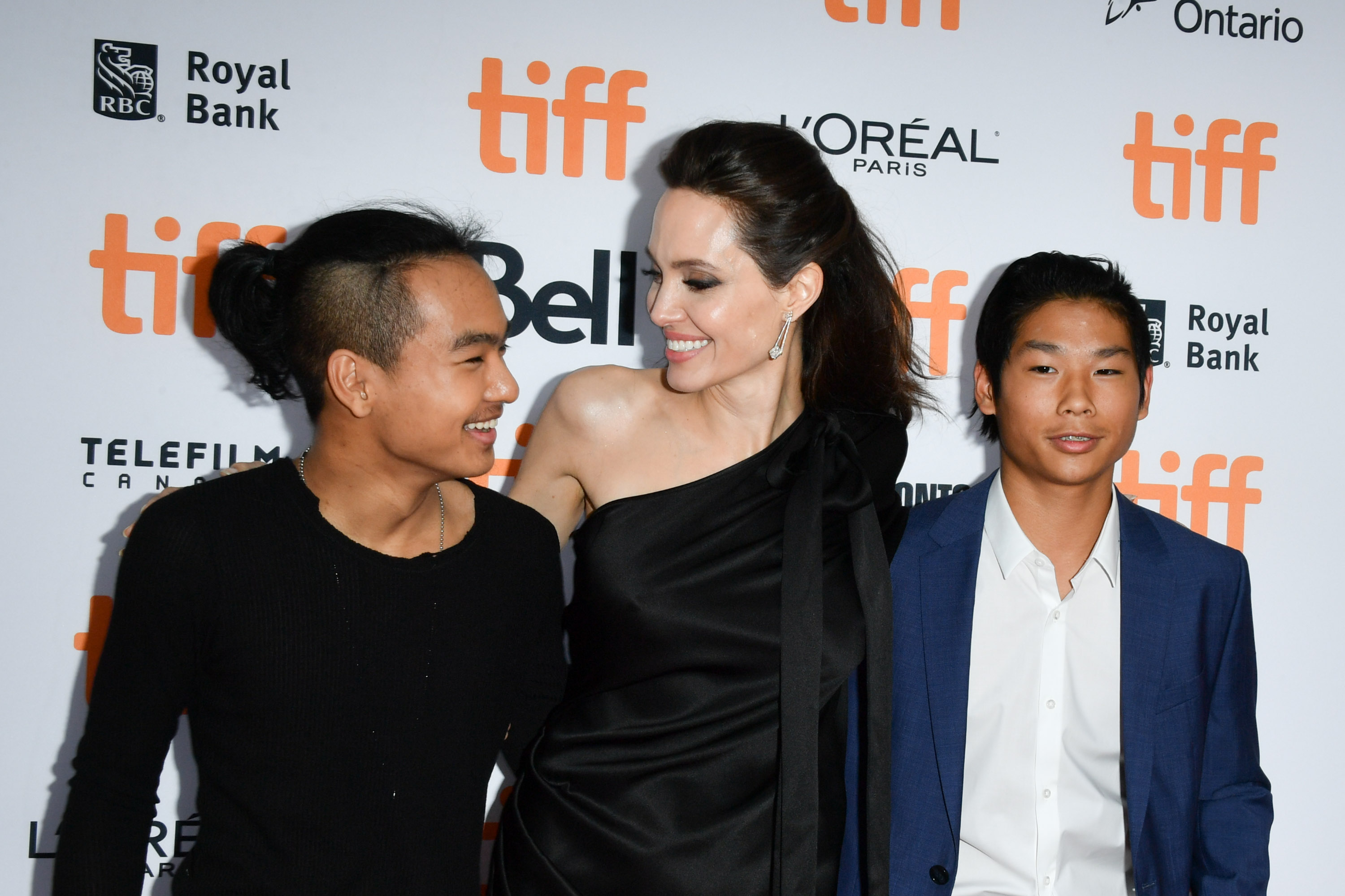 Madoxx Chivan Jolie-Pitt, Angelina Jolie y Pax Jolie-Pitt en el estreno de "First They Killed My Father" en Toronto, 2017 | Foto: Getty Images