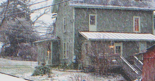 A house in a snowy day | Source: Shutterstock