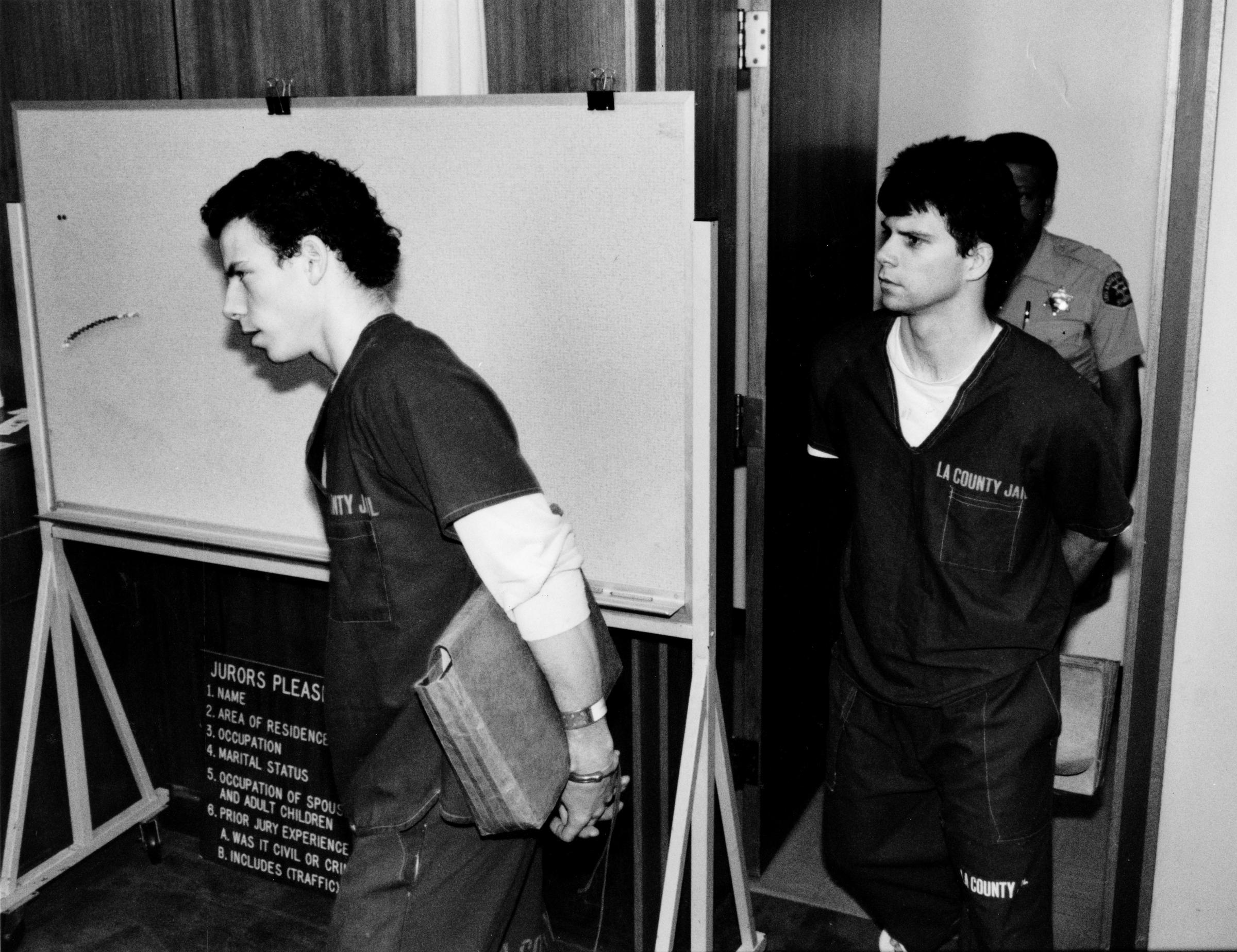 Erik Menendez, left, and his brother Lyle, wearing jail outfits, are led into the courtroom, on June 15, 1990 | Source: Getty Images