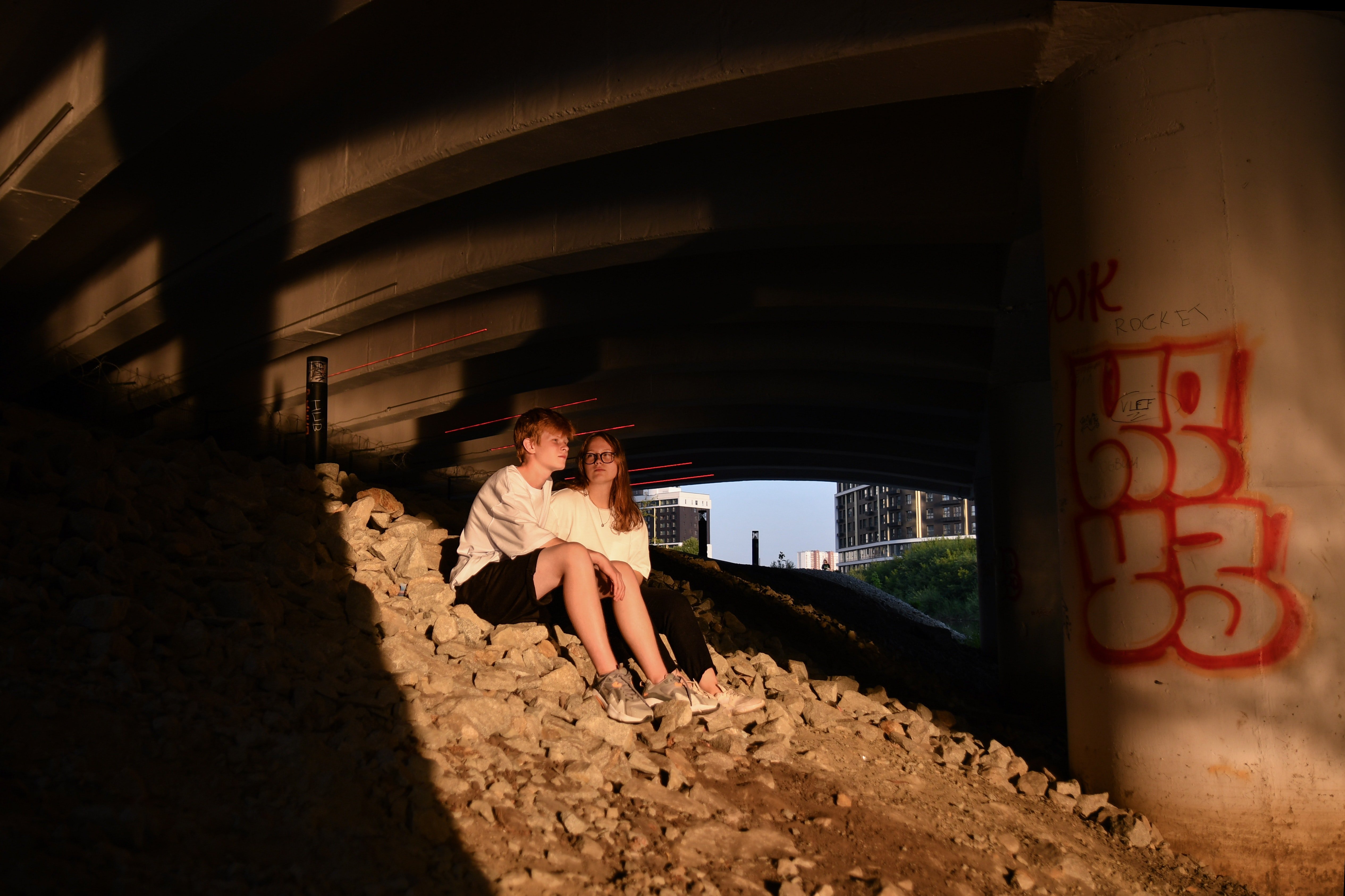 Personas debajo de un puente. | Foto: Pexels