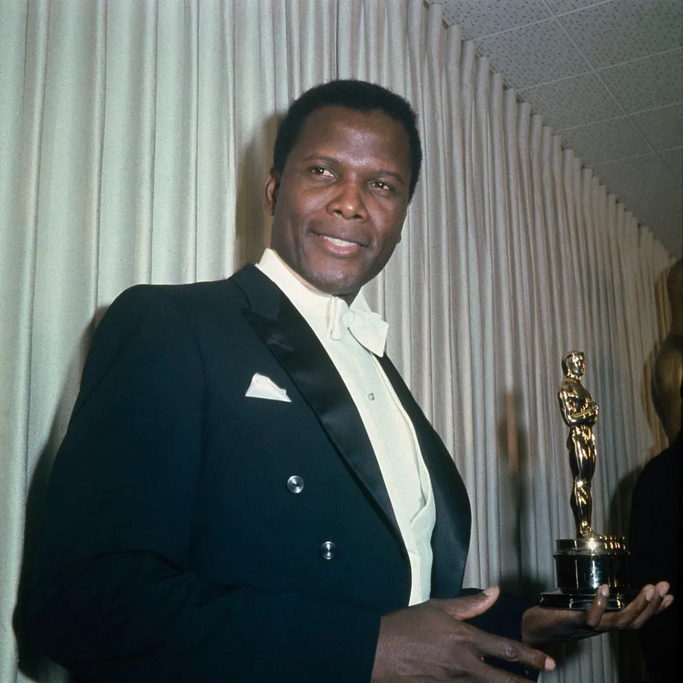 Sidney Poitier holding his Academy Award circa the 1960s. | Source: Getty Images