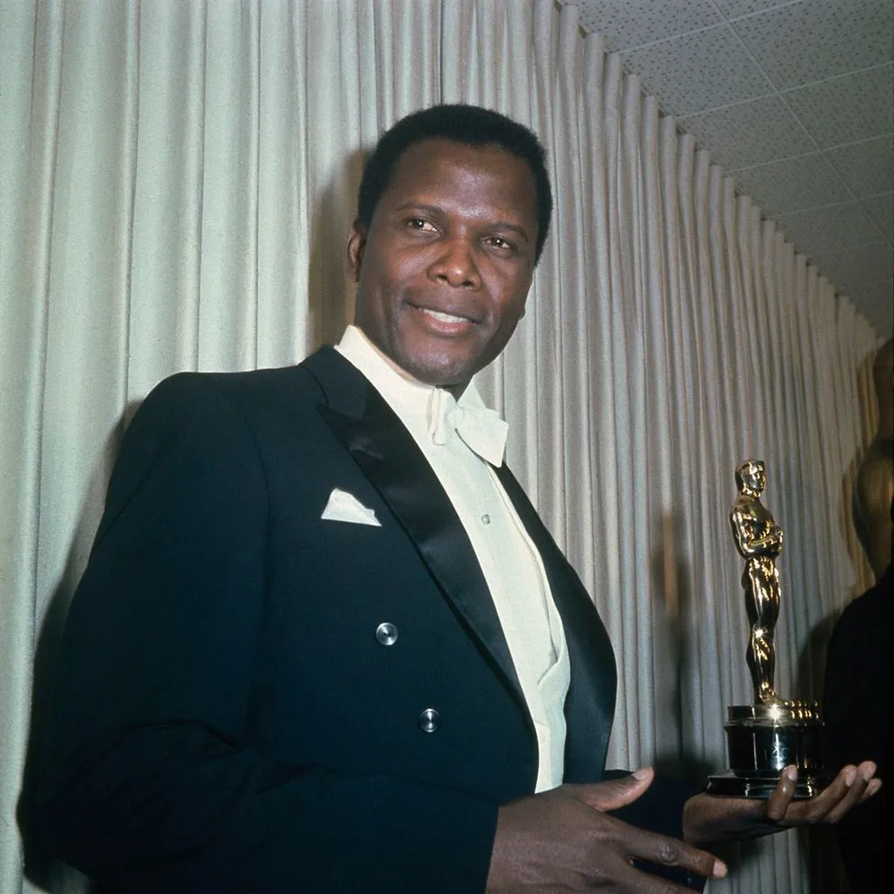 Sidney Poitier holding his Academy Award circa the 1960s | Source: Getty Images