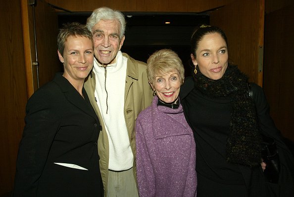 Jamie Lee Curtis poses with her step-father Bob Brandt, her mother Janet Leigh and her sister Kelly at the Directors Guild on April 14, 2003 in los Angeles, California. | Photo: Getty Images