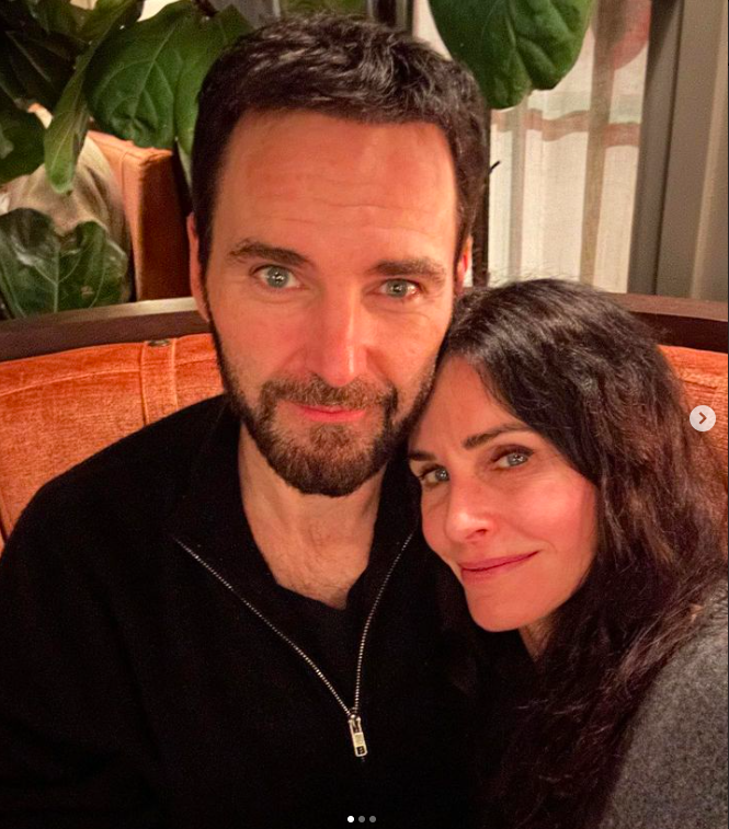 Johnny McDaid and Courteney Cox posing for a picture posted on February 15, 2023 | Source: Instagram/courteneycoxofficial