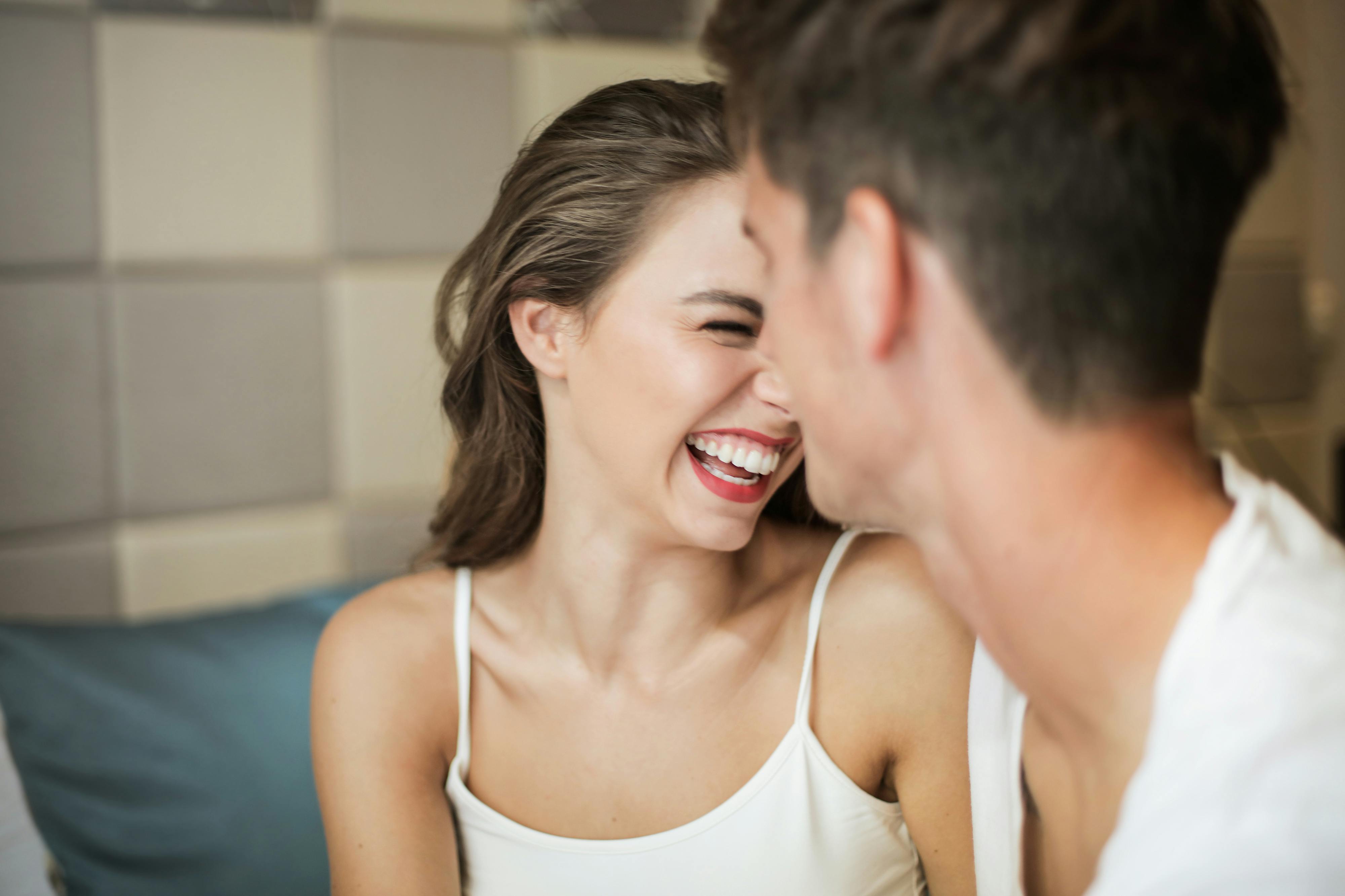 A man and woman talking and laughing | Source: Pexels