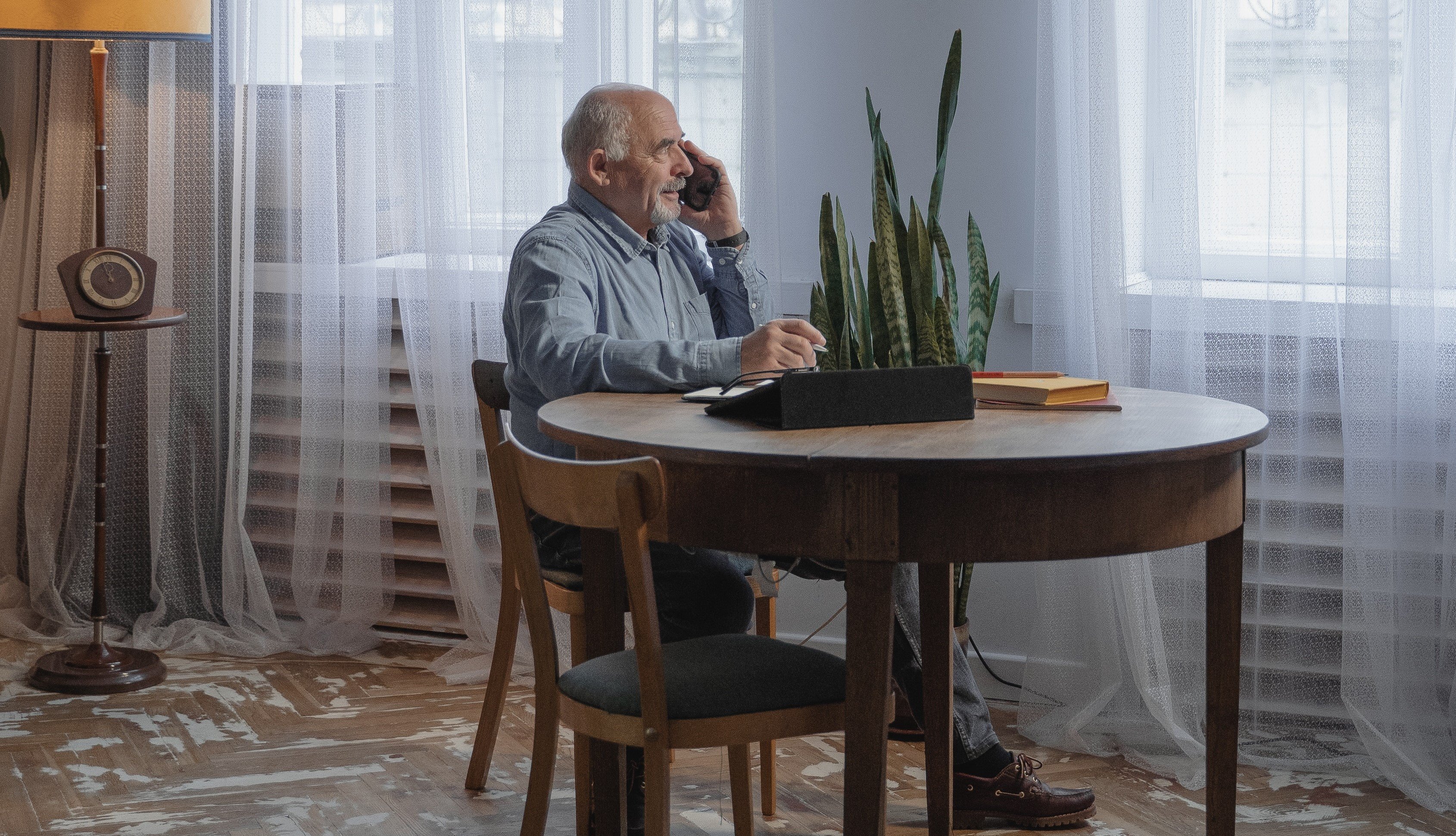 A senior man talking on the phone | Photo: Pexels