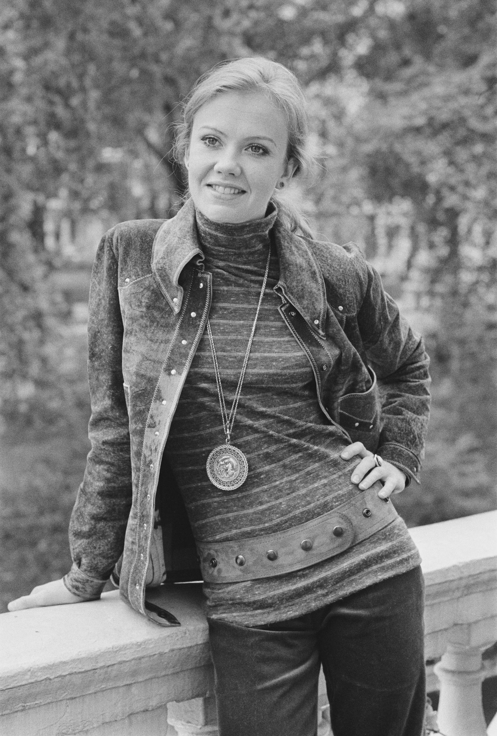 Hayley Mills posing on a balcony on December 2, 1970 | Source: Getty Images