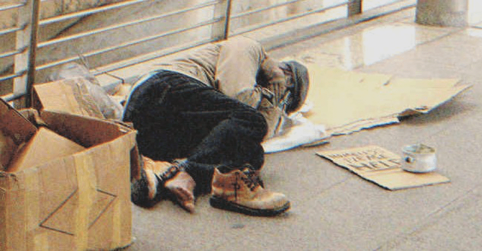 Ich entdeckte einen armen Obdachlosen, der stolperte und auf der Straße zusammenbrach. | Quelle: Shutterstock
