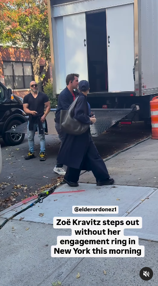 Zoë Kravitz walking with an unidentified man during her outing in New York City, posted on October 31, 2024 | Source: Instagram/elderordonez1