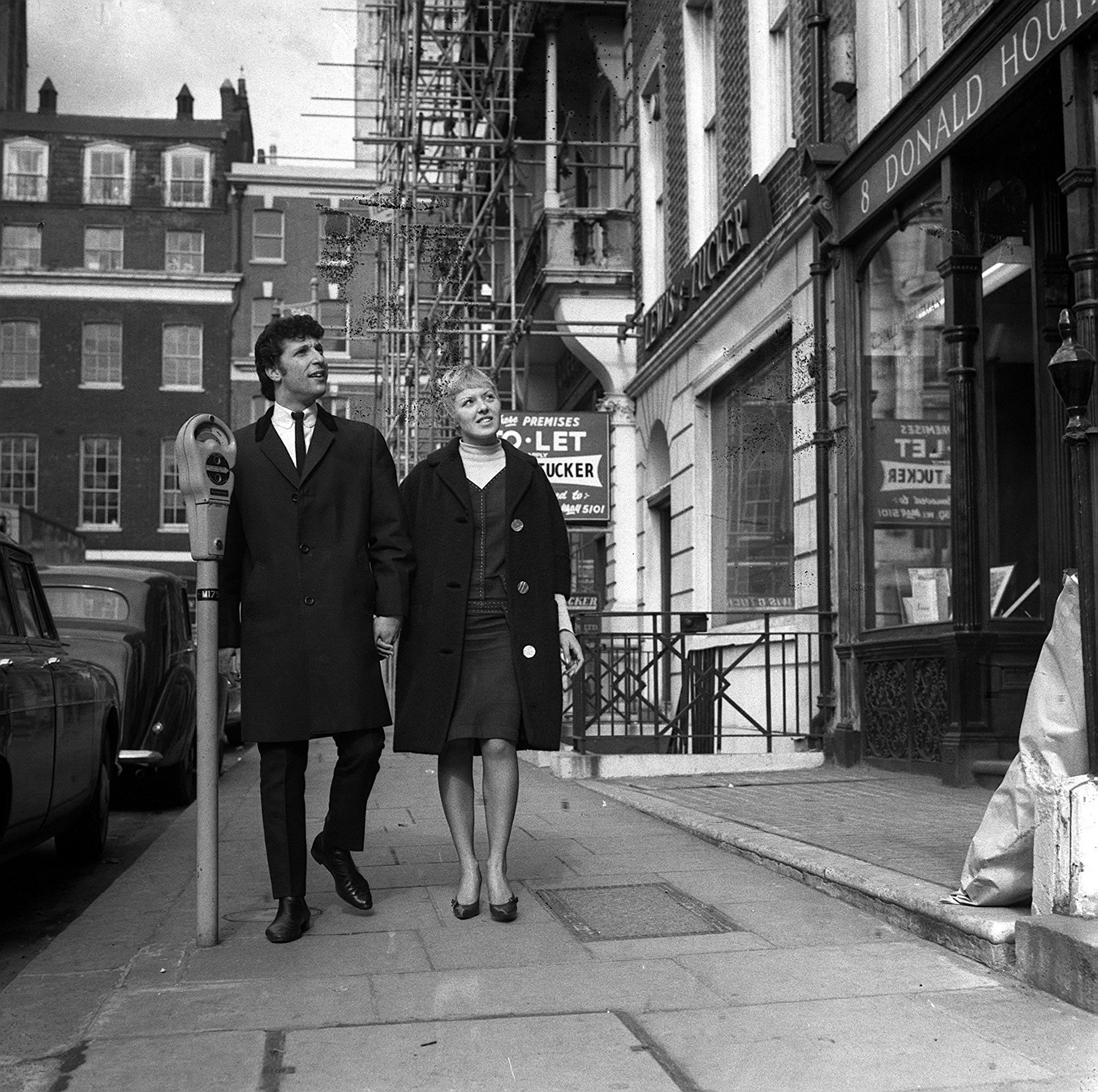 Tom Jones holding hands with his wife Melinda "Linda" Woodward in London in March 1965 | Source: Getty Images