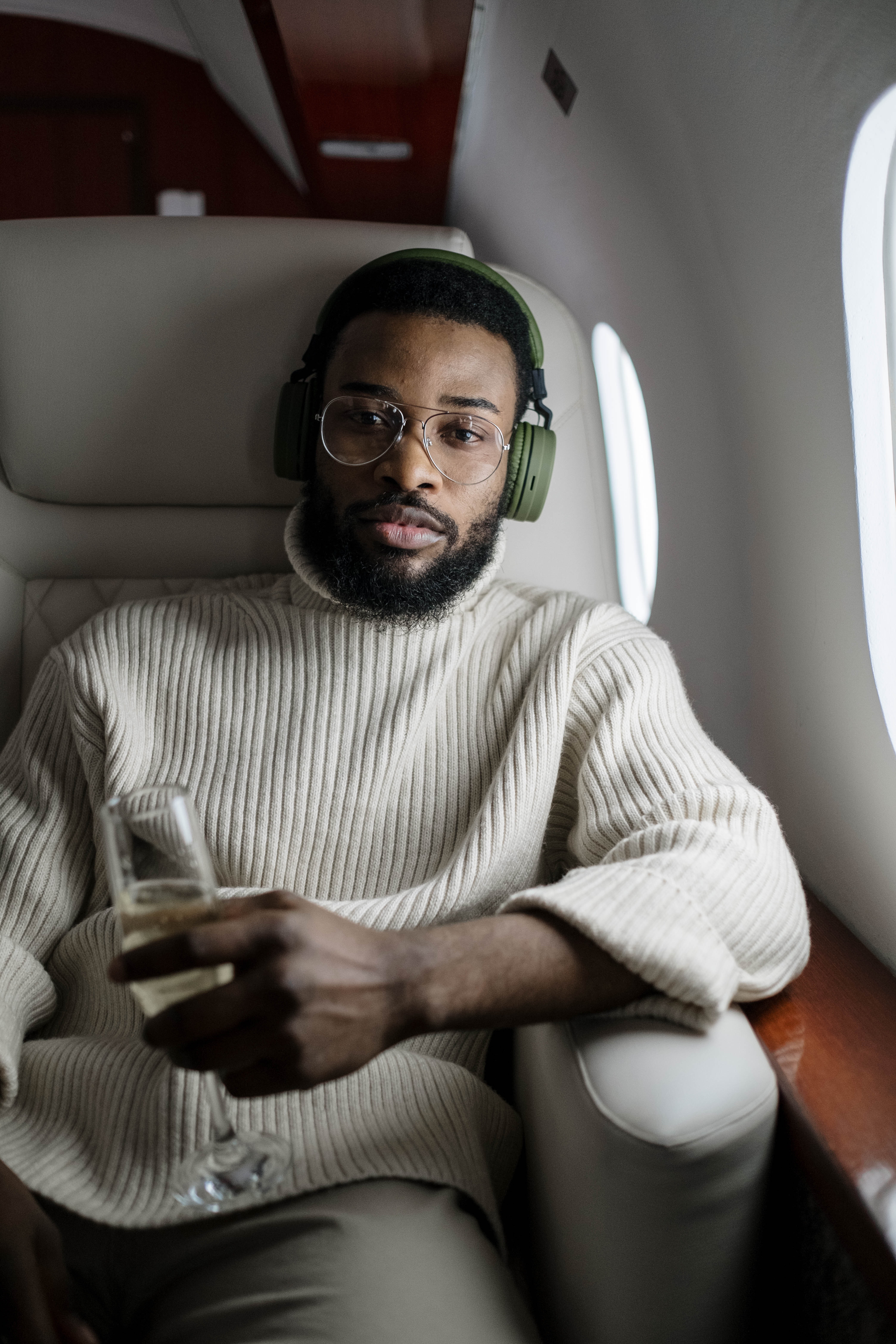 A man drinking on a plane | Source: Pexels