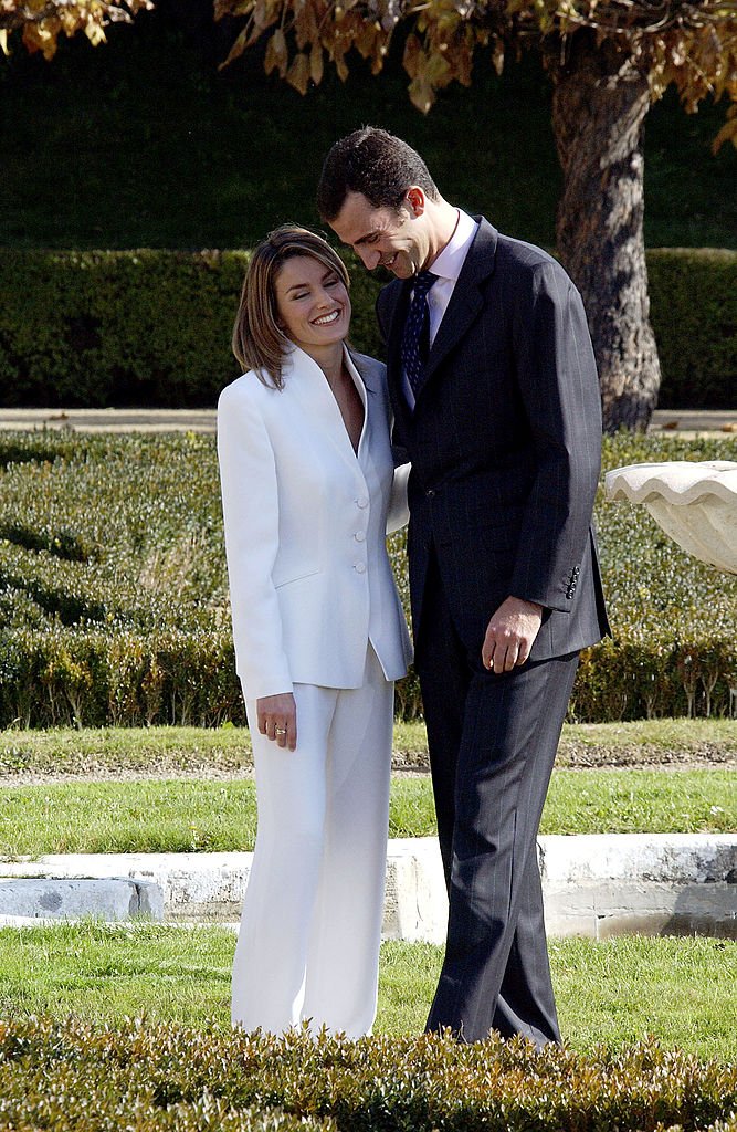 Felipe de España y Letizia Ortiz posan durante una ceremonia oficial de compromiso. | Foto: Getty Images