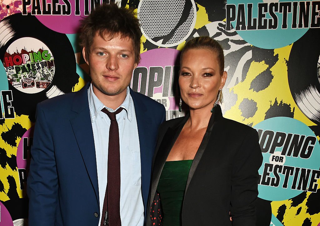 Graf Nikolai von Bismarck und Kate Moss nehmen an 'Hoping's Greatest Hits' teil, dem 10. Jahrestag der Spendenaktion der Hoping Foundation für palästinensische Flüchtlingskinder 2016 in London, England. (Foto von David M. Benett / Dave Benett) | Soruce: Getty Images