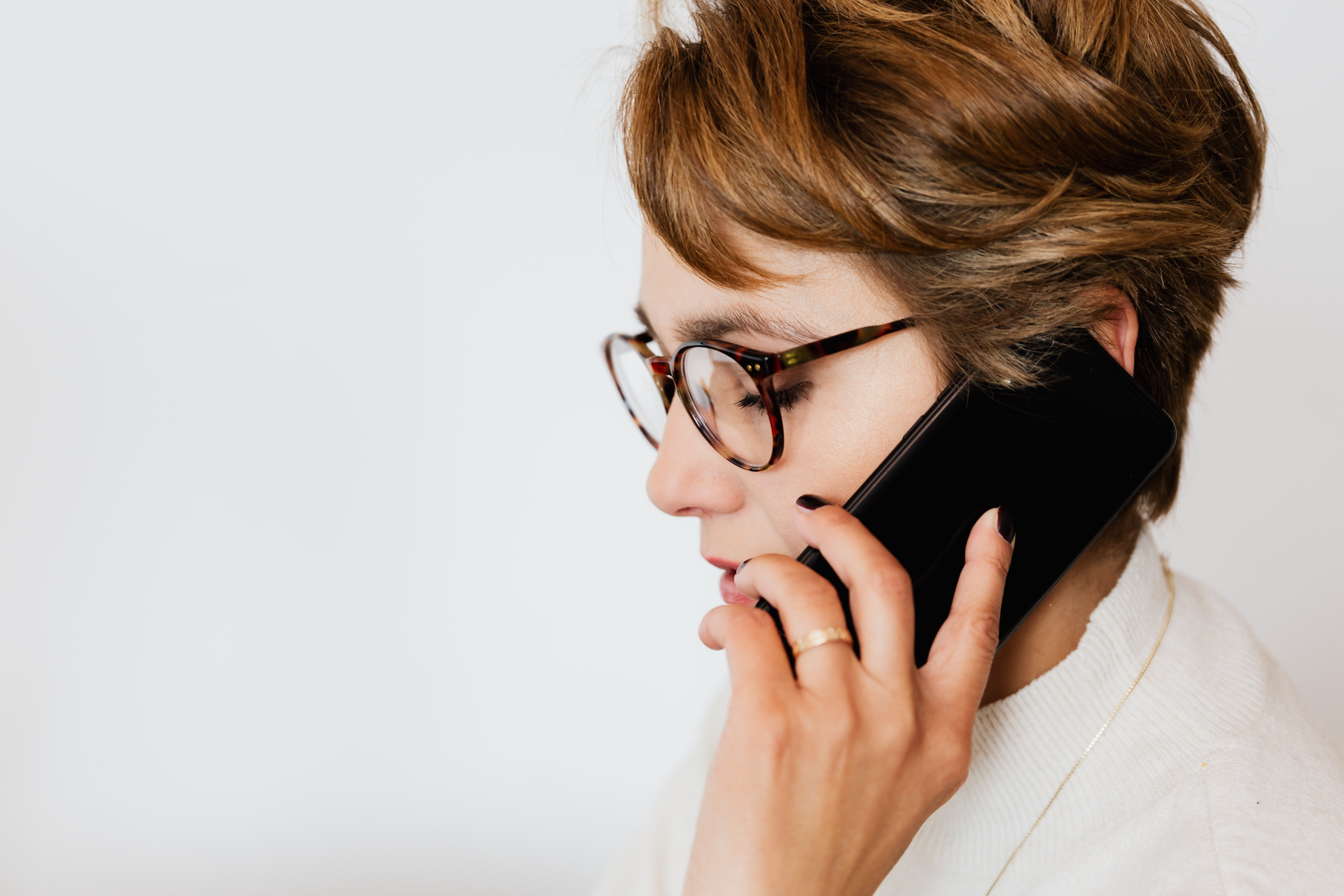 Una mujer conversa por teléfono. | Foto: Pexels
