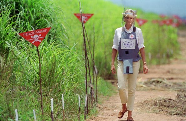 Diana, Princesse de Galles, se rend près d'un champ de mines à Huambo en Angola. l Source : Getty Images