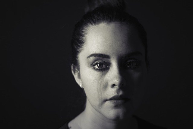 A beautiful woman crying | Photo: Pixabay