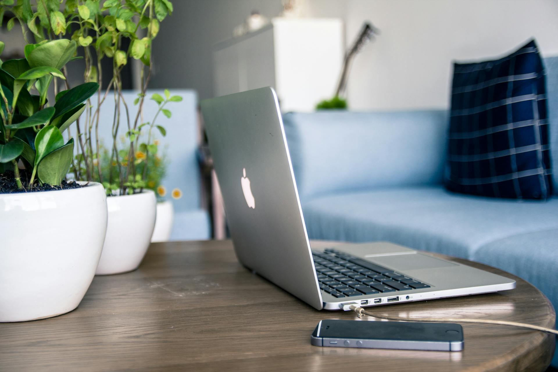 A MacBook on a table | Source: Pexels