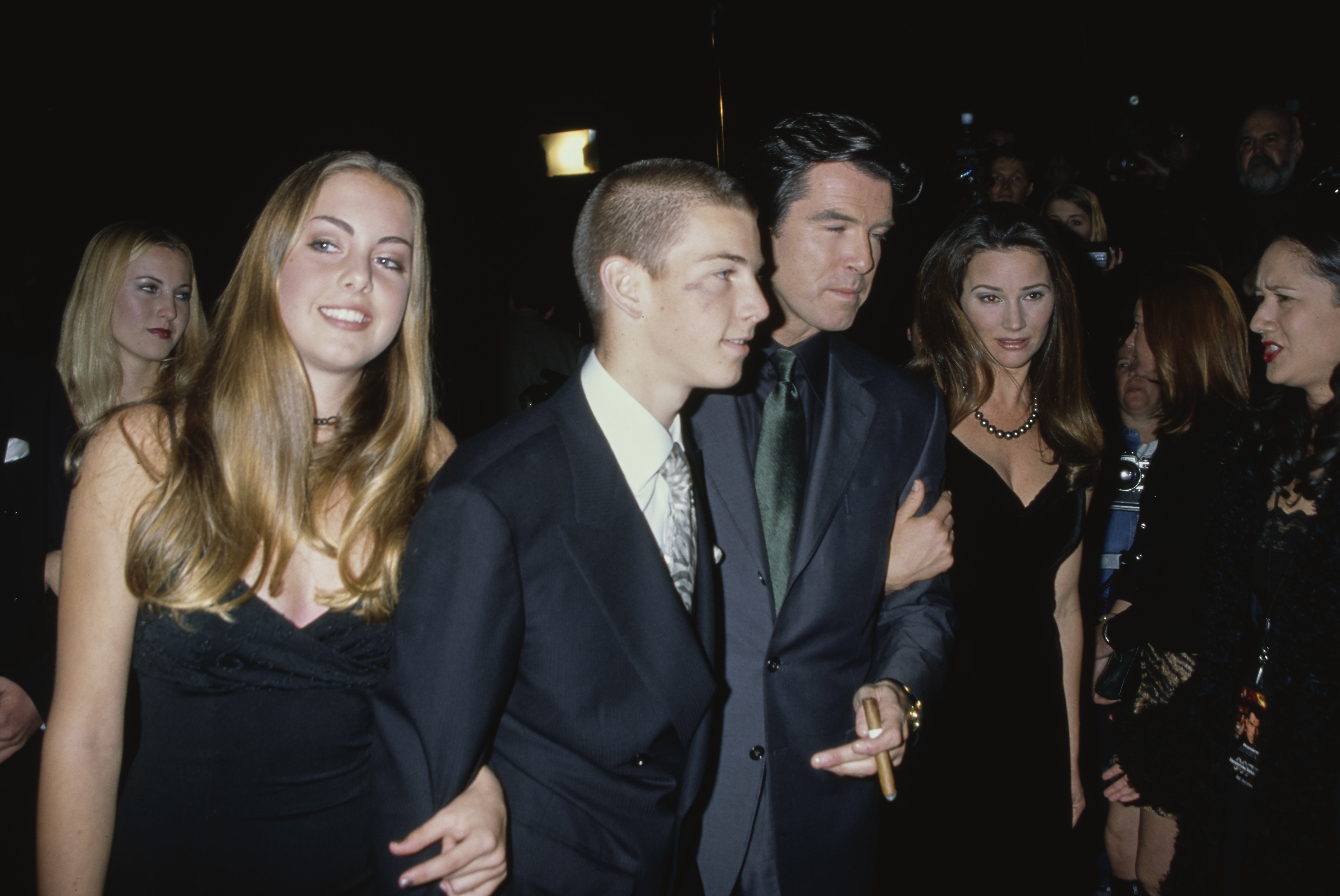 Charlotte Brosnan, Sean Brosnan, Pierce Brosnan, and Keely Shaye Smith at the premiere of "Tomorrow Never Dies" in Los Angeles on December 16, 1997 | Source: Getty Images