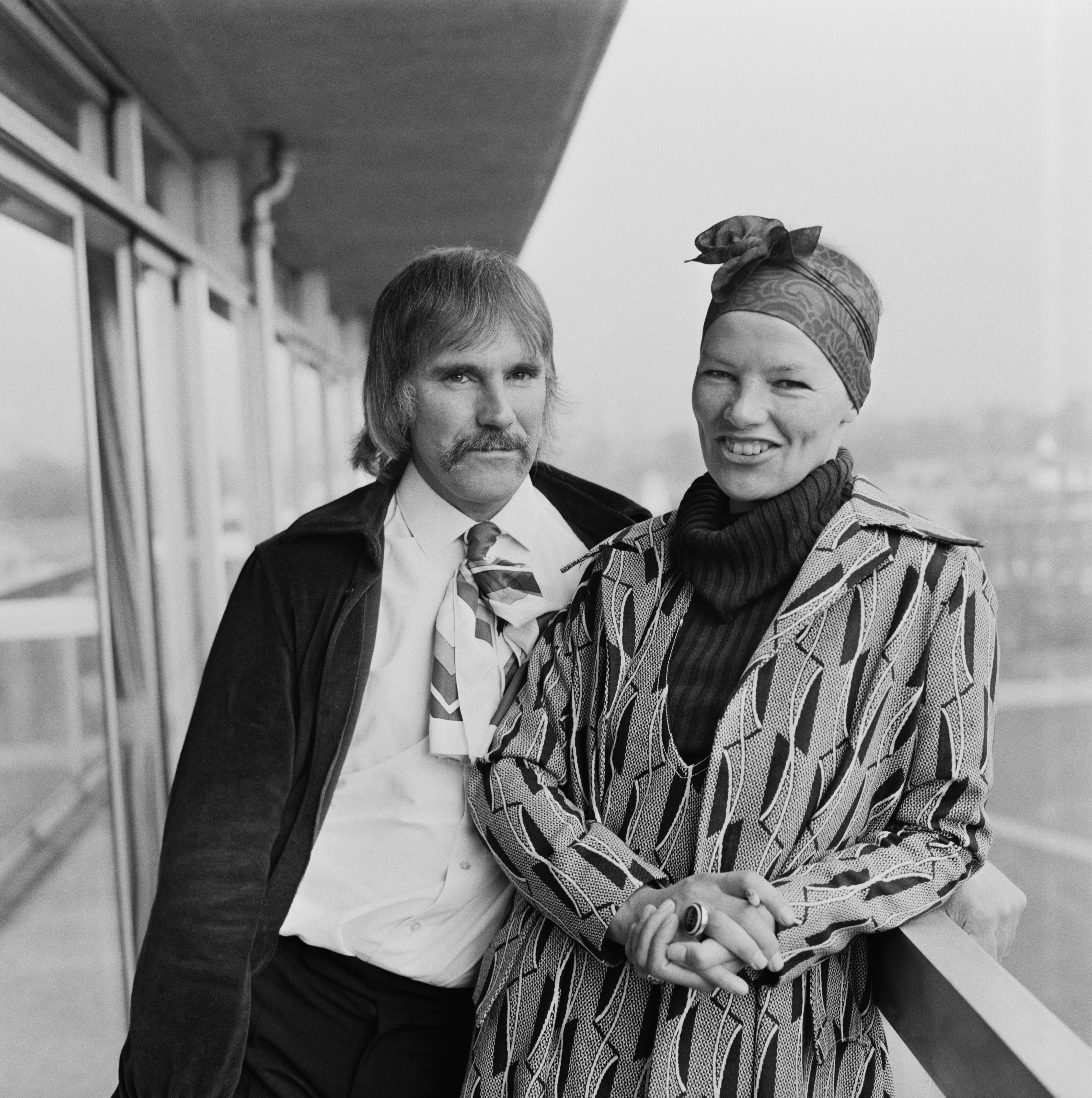 Glenda Jackson and Roy Hodges pose for a photo on April 16, 1971, in the UK | Source: Getty Images